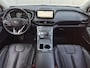 Hyundai Santa Fe 1.6 T-GDI PHEV Premium Sky 7p. Automaat / Fabrieksgarantie tot 12-2027 / Accu SOH 100% / Dealer onderhouden / 1.350 kg trekgewicht / Leder / Panorama schuifdak / HUD / Camera 360° / Stuur-, stoel- en achterbankverwarming / Adapt. CC /