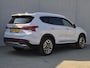 Hyundai Santa Fe 1.6 T-GDI PHEV Premium Sky 7p. Automaat / Fabrieksgarantie tot 12-2027 / Accu SOH 100% / Dealer onderhouden / 1.350 kg trekgewicht / Leder / Panorama schuifdak / HUD / Camera 360° / Stuur-, stoel- en achterbankverwarming / Adapt. CC /