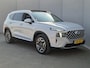 Hyundai Santa Fe 1.6 T-GDI PHEV Premium Sky 7p. Automaat / Fabrieksgarantie tot 12-2027 / Accu SOH 100% / Dealer onderhouden / 1.350 kg trekgewicht / Leder / Panorama schuifdak / HUD / Camera 360° / Stuur-, stoel- en achterbankverwarming / Adapt. CC /