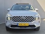 Hyundai Santa Fe 1.6 T-GDI PHEV Premium Sky 7p. Automaat / Fabrieksgarantie tot 12-2027 / Accu SOH 100% / Dealer onderhouden / 1.350 kg trekgewicht / Leder / Panorama schuifdak / HUD / Camera 360° / Stuur-, stoel- en achterbankverwarming / Adapt. CC /