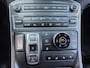 Hyundai Santa Fe 1.6 T-GDI PHEV Premium Sky 7p. Automaat / Fabrieksgarantie tot 12-2027 / Accu SOH 100% / Dealer onderhouden / 1.350 kg trekgewicht / Leder / Panorama schuifdak / HUD / Camera 360° / Stuur-, stoel- en achterbankverwarming / Adapt. CC /