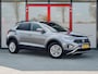Volkswagen T-Roc 1.0 TSI Life Business Stoelverwarming | Navigatie | Virtual Cockpit | LED Koplampen | Climate Control | Parkeersensoren | DAB+ Radio | Voorverwarming Installatie | Metallic Lak | Lichtmetalen Velgen |