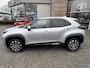 Toyota Yaris Cross 1.5 HYBRID DYNAMIC APPLE/ANDROID LED STOEL/STUURVERW DRAADLOOS LADEN-TEL KEYLESS EL-SPIEGELS BSM 17'' LM-VELGEN