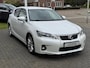 Lexus CT 200h | Parelmoer wit, Parkeersensoren voor + achter, Stoelverwarming, Climate control, Cruise control, Licht + Regensensor