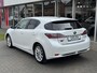 Lexus CT 200h | Parelmoer wit, Parkeersensoren voor + achter, Stoelverwarming, Climate control, Cruise control, Licht + Regensensor