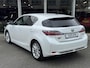 Lexus CT 200h | Parelmoer wit, Parkeersensoren voor + achter, Stoelverwarming, Climate control, Cruise control, Licht + Regensensor