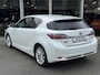 Lexus CT 200h | Parelmoer wit, Parkeersensoren voor + achter, Stoelverwarming, Climate control, Cruise control, Licht + Regensensor