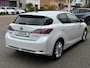Lexus CT 200h | Parelmoer wit, Parkeersensoren voor + achter, Stoelverwarming, Climate control, Cruise control, Licht + Regensensor