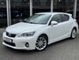 Lexus CT 200h | Parelmoer wit, Parkeersensoren voor + achter, Stoelverwarming, Climate control, Cruise control, Licht + Regensensor