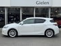 Lexus CT 200h | Parelmoer wit, Parkeersensoren voor + achter, Stoelverwarming, Climate control, Cruise control, Licht + Regensensor