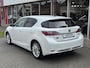 Lexus CT 200h | Parelmoer wit, Parkeersensoren voor + achter, Stoelverwarming, Climate control, Cruise control, Licht + Regensensor