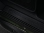 Land Rover Defender 110 2.0 P300e 110 Forest Edition | Cold Climate Pack | Meridian Sound System | 22" Wielen | Classic Spatlappen v/a | Treeplanken | Trekhaak | Panoramadak |