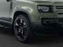 Land Rover Defender 110 2.0 P300e 110 Forest Edition | Cold Climate Pack | Meridian Sound System | 22" Wielen | Classic Spatlappen v/a | Treeplanken | Trekhaak | Panoramadak |
