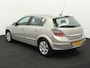 Opel Astra 1.6 Cosmo airco, leer, navi, cruisec, multifunctstuur, Voorstoelen verwarmd, parkeersensor achter, Binnenspiegel automatisch dimmend full options, De Opel Astra 1.6 Cosmo is een comfortabele en betrouwbare hatchback die bekendstaat om zijn fijne rijgedrag en praktische eigenschappen. De 1.6-liter benzinemotor biedt een goe