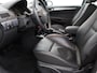Opel Astra 1.6 Cosmo airco, leer, navi, cruisec, multifunctstuur, Voorstoelen verwarmd, parkeersensor achter, Binnenspiegel automatisch dimmend full options, De Opel Astra 1.6 Cosmo is een comfortabele en betrouwbare hatchback die bekendstaat om zijn fijne rijgedrag en praktische eigenschappen. De 1.6-liter benzinemotor biedt een goe