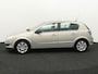 Opel Astra 1.6 Cosmo airco, leer, navi, cruisec, multifunctstuur, Voorstoelen verwarmd, parkeersensor achter, Binnenspiegel automatisch dimmend full options, De Opel Astra 1.6 Cosmo is een comfortabele en betrouwbare hatchback die bekendstaat om zijn fijne rijgedrag en praktische eigenschappen. De 1.6-liter benzinemotor biedt een goe