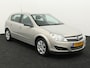 Opel Astra 1.6 Cosmo airco, leer, navi, cruisec, multifunctstuur, Voorstoelen verwarmd, parkeersensor achter, Binnenspiegel automatisch dimmend full options, De Opel Astra 1.6 Cosmo is een comfortabele en betrouwbare hatchback die bekendstaat om zijn fijne rijgedrag en praktische eigenschappen. De 1.6-liter benzinemotor biedt een goe