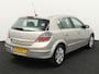 Opel Astra 1.6 Cosmo airco, leer, navi, cruisec, multifunctstuur, Voorstoelen verwarmd, parkeersensor achter, Binnenspiegel automatisch dimmend full options, De Opel Astra 1.6 Cosmo is een comfortabele en betrouwbare hatchback die bekendstaat om zijn fijne rijgedrag en praktische eigenschappen. De 1.6-liter benzinemotor biedt een goe
