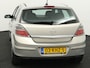 Opel Astra 1.6 Cosmo airco, leer, navi, cruisec, multifunctstuur, Voorstoelen verwarmd, parkeersensor achter, Binnenspiegel automatisch dimmend full options, De Opel Astra 1.6 Cosmo is een comfortabele en betrouwbare hatchback die bekendstaat om zijn fijne rijgedrag en praktische eigenschappen. De 1.6-liter benzinemotor biedt een goe