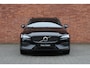 Volvo V60 B4 Essential Edition | Adaptieve Cruise Control | Dodehoekwaarschuwing | Verwarmbare voorstoelen | Stuurwielverwarming | Parkeersensoren V+A | Achteruitrijcamera | Extra getint glas achter