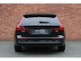 Volvo V60 B4 Essential Edition | Adaptieve Cruise Control | Dodehoekwaarschuwing | Verwarmbare voorstoelen | Stuurwielverwarming | Parkeersensoren V+A | Achteruitrijcamera | Extra getint glas achter