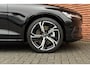 Volvo V60 B4 Essential Edition | Adaptieve Cruise Control | Dodehoekwaarschuwing | Verwarmbare voorstoelen | Stuurwielverwarming | Parkeersensoren V+A | Achteruitrijcamera | Extra getint glas achter