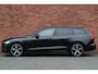 Volvo V60 B4 Essential Edition | Adaptieve Cruise Control | Dodehoekwaarschuwing | Verwarmbare voorstoelen | Stuurwielverwarming | Parkeersensoren V+A | Achteruitrijcamera | Extra getint glas achter