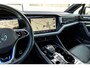 Volkswagen Touareg R 3.0 TSI 436pk 4MOTION | Trekhaak | Panoramadak | Luchtvering | Softclose | 22" Velgen | 360 Camera