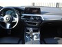 BMW 5-Serie 530e iPerformance Executive M-Sport Panoramadak/Head-Up Display/Apple carplay/Sfeerverlichting/Navigatie/Achteruitrijcamera/Stoelverwarming/Parkeersensoren Voor+Achter/Cruise Control/Sport Stoelen/Voorstoelen Elektrisch/Elektrische achterklep