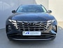Hyundai Tucson 1.6 T-GDI HEV 230 Premium Automaat / Dealer onderhouden / Afneembare Trekhaak (1.650KG) / Leder / Elektrische stoelen/klep / Stoelventilatie / Stuur-, stoel- & achterbankverwarming / Apple CarplayAndroid Auto / 19” LM wielen /
