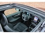 Volvo EX40 Twin Motor Performance Ultra Black Edition 82 kWh | Harman/Kardon geluidsinstallatie | Adaptive Cruisecontrol | Extra Getint Glas | Lichtmetalen velgen 20'' | Panoramisch dak | 360 Graden Camera | Sfeerverlichting | Verwarmbare voorstoelen