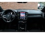 Volvo EX40 Twin Motor Performance Ultra Black Edition 82 kWh | Harman/Kardon geluidsinstallatie | Adaptive Cruisecontrol | Extra Getint Glas | Lichtmetalen velgen 20'' | Panoramisch dak | 360 Graden Camera | Sfeerverlichting | Verwarmbare voorstoelen