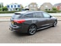 Ford Focus Wagon 1.0-125pk EcoBoost ST-Line AUTOMAAT ! Heel erg nette en goed onderhouden Ford Focus ST-Line wagon automaat. Volautm. airco dual, stoel-, stuur- en voorraamverw., camera, trekhaak, navigatie, telefoonvoorb., LM wln, cruise cntrl, skiluik etc., etc....