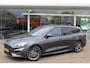 Ford Focus Wagon 1.0-125pk EcoBoost ST-Line AUTOMAAT ! Heel erg nette en goed onderhouden Ford Focus ST-Line wagon automaat. Volautm. airco dual, stoel-, stuur- en voorraamverw., camera, trekhaak, navigatie, telefoonvoorb., LM wln, cruise cntrl, skiluik etc., etc....