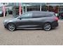 Ford Focus Wagon 1.0-125pk EcoBoost ST-Line AUTOMAAT ! Heel erg nette en goed onderhouden Ford Focus ST-Line wagon automaat. Volautm. airco dual, stoel-, stuur- en voorraamverw., camera, trekhaak, navigatie, telefoonvoorb., LM wln, cruise cntrl, skiluik etc., etc....