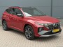 Hyundai Tucson 1.6 T-GDI PHEV N Line Sky 4WD Automaat / Accu SOH 100% / Dealer onderhouden / Stuur- Stoel & Achterbankverwarming / Trekgewicht 1350 kg / Elektrische achterklep / Glazen schuif- en kanteldak / Rondomzicht camera / Adaptief cruise control /