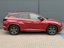 Hyundai Tucson 1.6 T-GDI PHEV N Line Sky 4WD Automaat / Accu SOH 100% / Dealer onderhouden / Stuur- Stoel & Achterbankverwarming / Trekgewicht 1350 kg / Elektrische achterklep / Glazen schuif- en kanteldak / Rondomzicht camera / Adaptief cruise control /