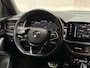 Skoda Kamiq 1.0 TSI Sportline Automaat (RS KUIPSTOELEN, VIRTUAL COCKPIT, APPLE CARPLAY, GROOT NAVI, STOELVERWARMING, ADAPTIVE CRUISE, GETINT GLAS, ZWART HEMEL, NIEUWSTAAT)