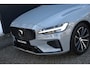 Volvo V60 T6 Plug-in hybrid AWD Plus Dark | Trekhaak | 360 graden camera | Verwarmbare voorstoelen, achterbank en stuurwiel | Premium audio by Harman Kardon | Adaptieve cruise control | Keyless | Elektrische achterklep