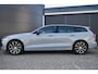 Volvo V60 T6 Plug-in hybrid AWD Plus Dark | Trekhaak | 360 graden camera | Verwarmbare voorstoelen, achterbank en stuurwiel | Premium audio by Harman Kardon | Adaptieve cruise control | Keyless | Elektrische achterklep
