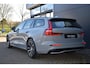 Volvo V60 T6 Plug-in hybrid AWD Plus Dark | Trekhaak | 360 graden camera | Verwarmbare voorstoelen, achterbank en stuurwiel | Premium audio by Harman Kardon | Adaptieve cruise control | Keyless | Elektrische achterklep
