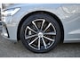 Volvo V60 T6 Plug-in hybrid AWD Plus Dark | Trekhaak | 360 graden camera | Verwarmbare voorstoelen, achterbank en stuurwiel | Premium audio by Harman Kardon | Adaptieve cruise control | Keyless | Elektrische achterklep