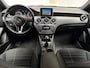 Mercedes-Benz A-klasse 180 Sport (NAVIGATIE, BLACK PACK, LEDER, GETINT GLAS, ZWART HEMEL, SPORTSTOELEN, PARKEERSENSOREN, CRUISE, NIEUWE APK, NIEUWSTAAT)