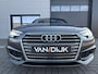 Audi A4 Avant 2.0 TFSI Ultra Sport S Line Edition Automaat 190PK ✓Virtual Cockpit ✓B&O Sound ✓360º Camera ✓Sportstoel Half Leder ✓Matrix LED ✓Elektrische Klep ✓Navigatie Full Map ✓Drive Select ✓BLIS ✓Climate ✓Cruise ✓Parkeersensoren ✓Lichtmetaal 18" ✓Trekhaak