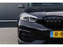BMW 1-Serie 116i Sportline Automaat | Adaptieve Cruise Control | Live Cockpit | Sportstoelen | Half Leer | Apple Carplay / Android Auto | Parkeersensoren | Sport Line