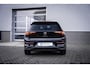Volkswagen Golf Life Edition eHybrid | 'App-Connect' draadloze smartphone integratie | Achterbank in ongelijke delen neerklapbaar incl. middenarmsteun en doorlaadmogelijkheid | Achteruitrijcamera (Rear View)