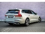 Volvo V60 2.0 T8 Recharge AWD R-Design | Plug-in Hybrid (PHEV) | Panoramadak | Harman Kardon Audio | Achteruitrijcamera | Parkeersensoren | Keyless Entry | Elektrische Achterklep | Navigatie | Apple Carplay | Android Auto