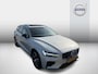 Volvo V60 2.0 T8 Recharge AWD R-Design | Plug-in Hybrid (PHEV) | Panoramadak | Harman Kardon Audio | Achteruitrijcamera | Parkeersensoren | Keyless Entry | Elektrische Achterklep | Navigatie | Apple Carplay | Android Auto