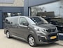 Peugeot e-Traveller 75 kWh Business Allure VIP Long | 100 % Elektrisch | Automaat | Lengte 3 | Vol Opties ! | Lederen Bekleding | Panoramadak | 8-Zitplaatsen | Stoelverwarming | 2x Elektrische Zijschuifdeur | Achterklep | Climate Control | Navigatie | Lichtmetalen Velgen | Slechts 27.400 Km ! |