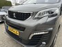 Peugeot e-Traveller 75 kWh Business Allure VIP Long | 100 % Elektrisch | Automaat | Lengte 3 | Vol Opties ! | Lederen Bekleding | Panoramadak | 8-Zitplaatsen | Stoelverwarming | 2x Elektrische Zijschuifdeur | Achterklep | Climate Control | Navigatie | Lichtmetalen Velgen | Slechts 27.400 Km ! |